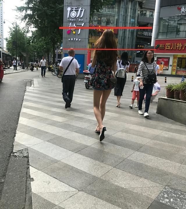 跟着妹子走了一路，也没看出她的个子到底有多高。