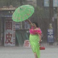 雨中的怒吼！