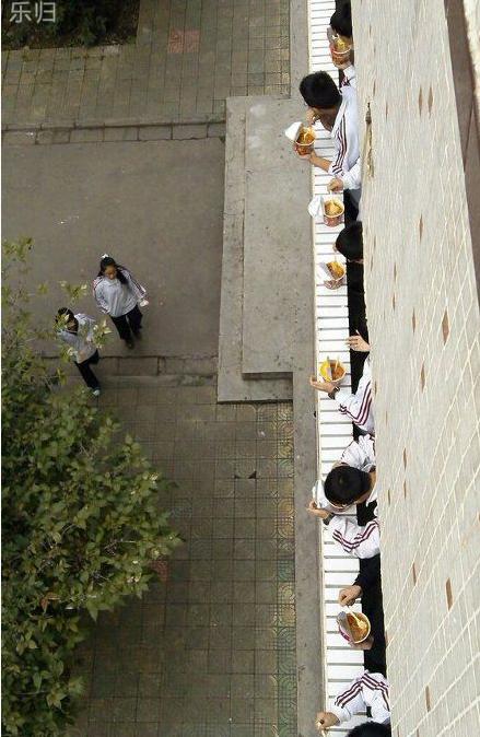 吃泡面，看女神，生活就是这么美好